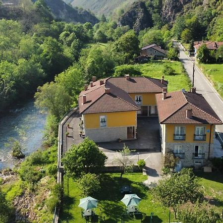 Hotel y Apartamentos La Lonja Cangas de Onis Bagian luar foto