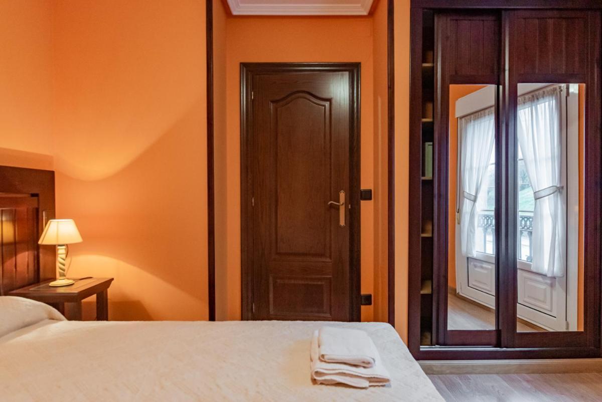 Hotel y Apartamentos La Lonja Cangas de Onis Bagian luar foto