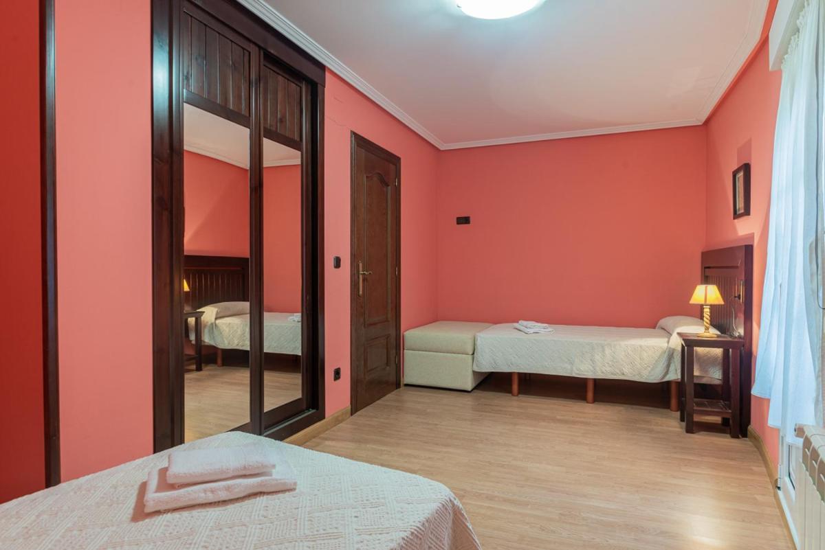 Hotel y Apartamentos La Lonja Cangas de Onis Bagian luar foto