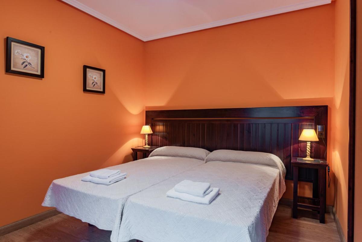 Hotel y Apartamentos La Lonja Cangas de Onis Bagian luar foto