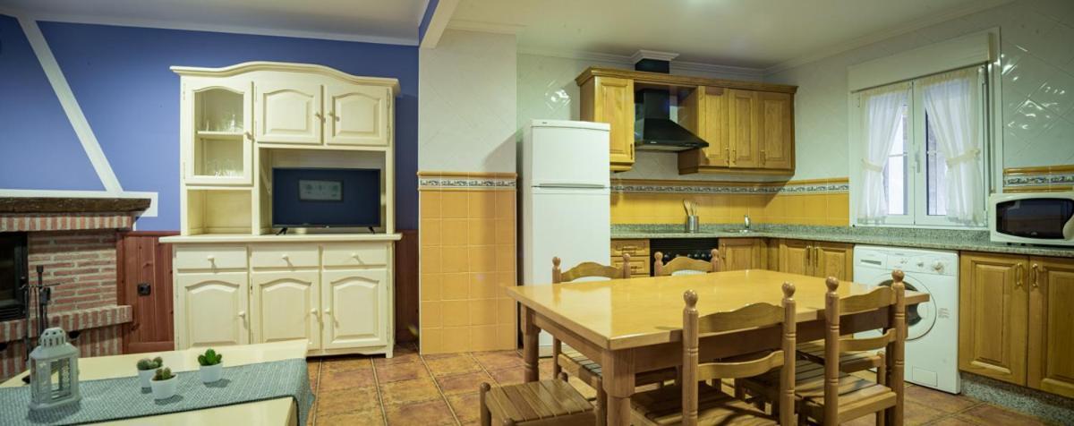 Hotel y Apartamentos La Lonja Cangas de Onis Bagian luar foto