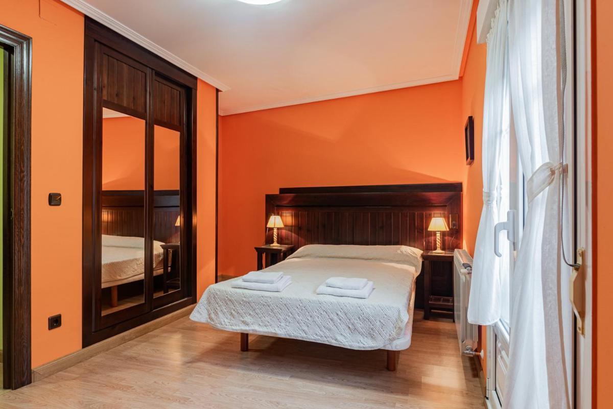 Hotel y Apartamentos La Lonja Cangas de Onis Bagian luar foto