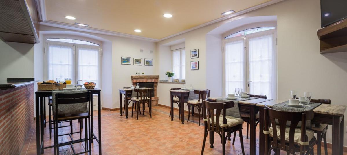Hotel y Apartamentos La Lonja Cangas de Onis Bagian luar foto