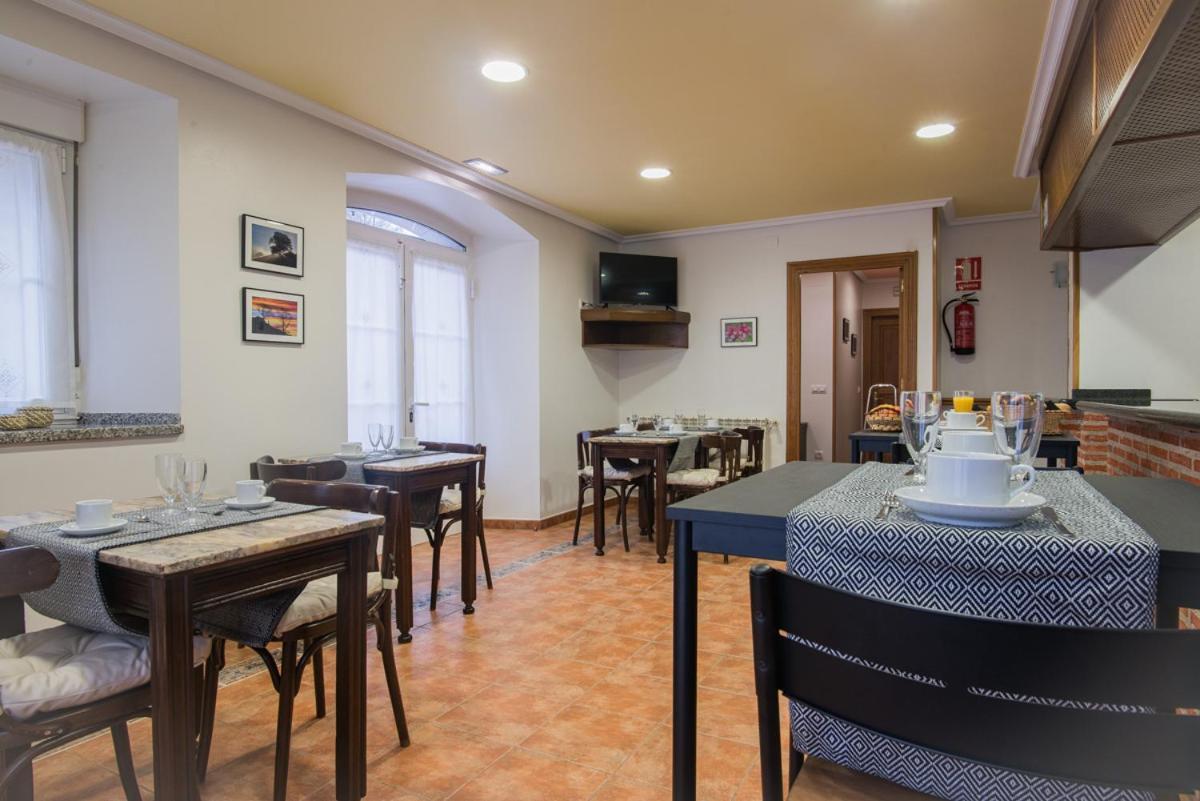 Hotel y Apartamentos La Lonja Cangas de Onis Bagian luar foto