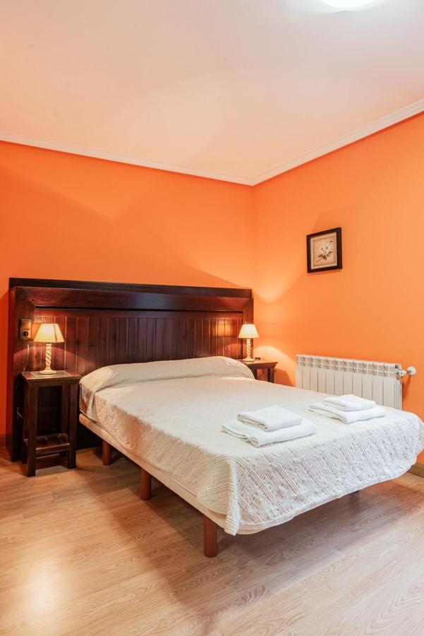 Hotel y Apartamentos La Lonja Cangas de Onis Bagian luar foto