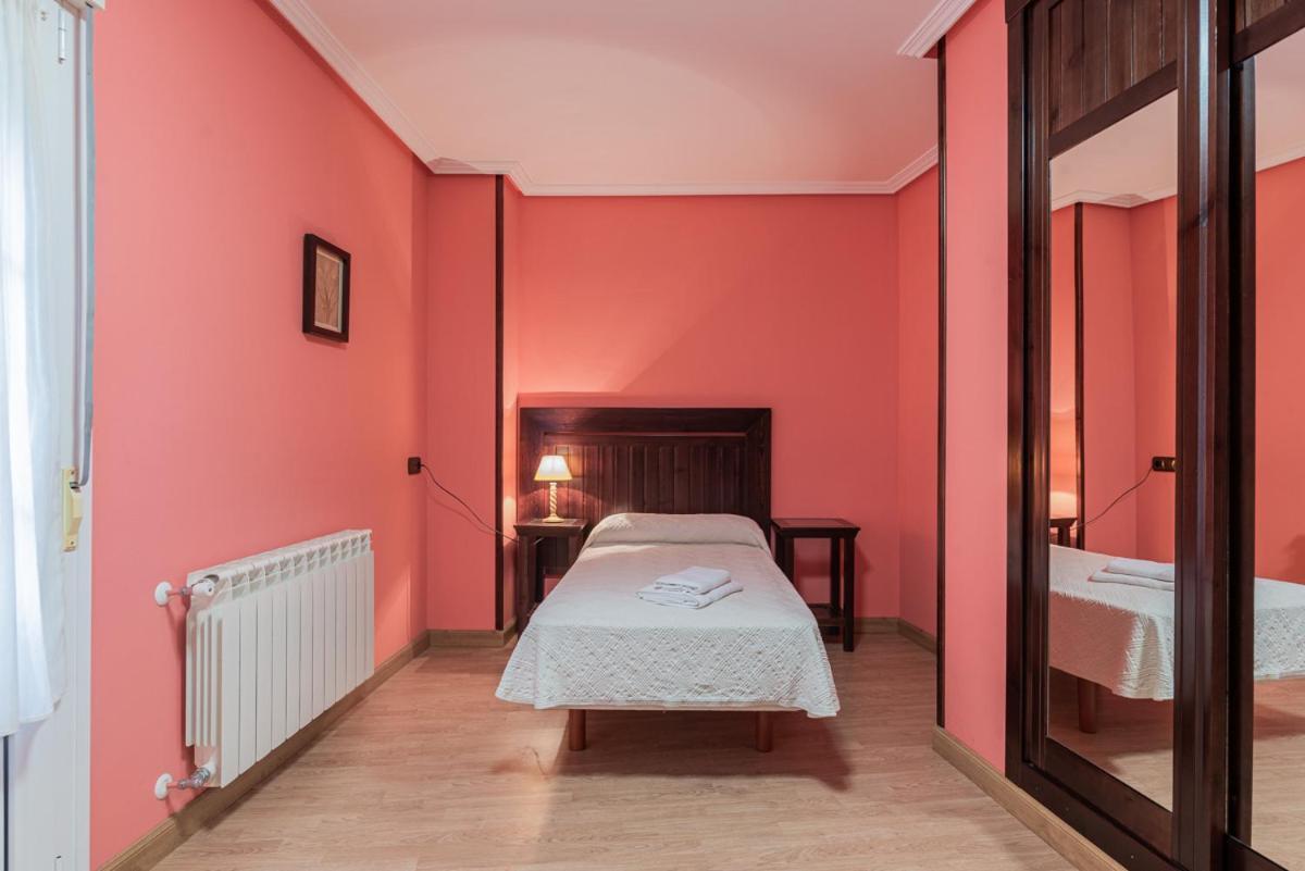 Hotel y Apartamentos La Lonja Cangas de Onis Bagian luar foto