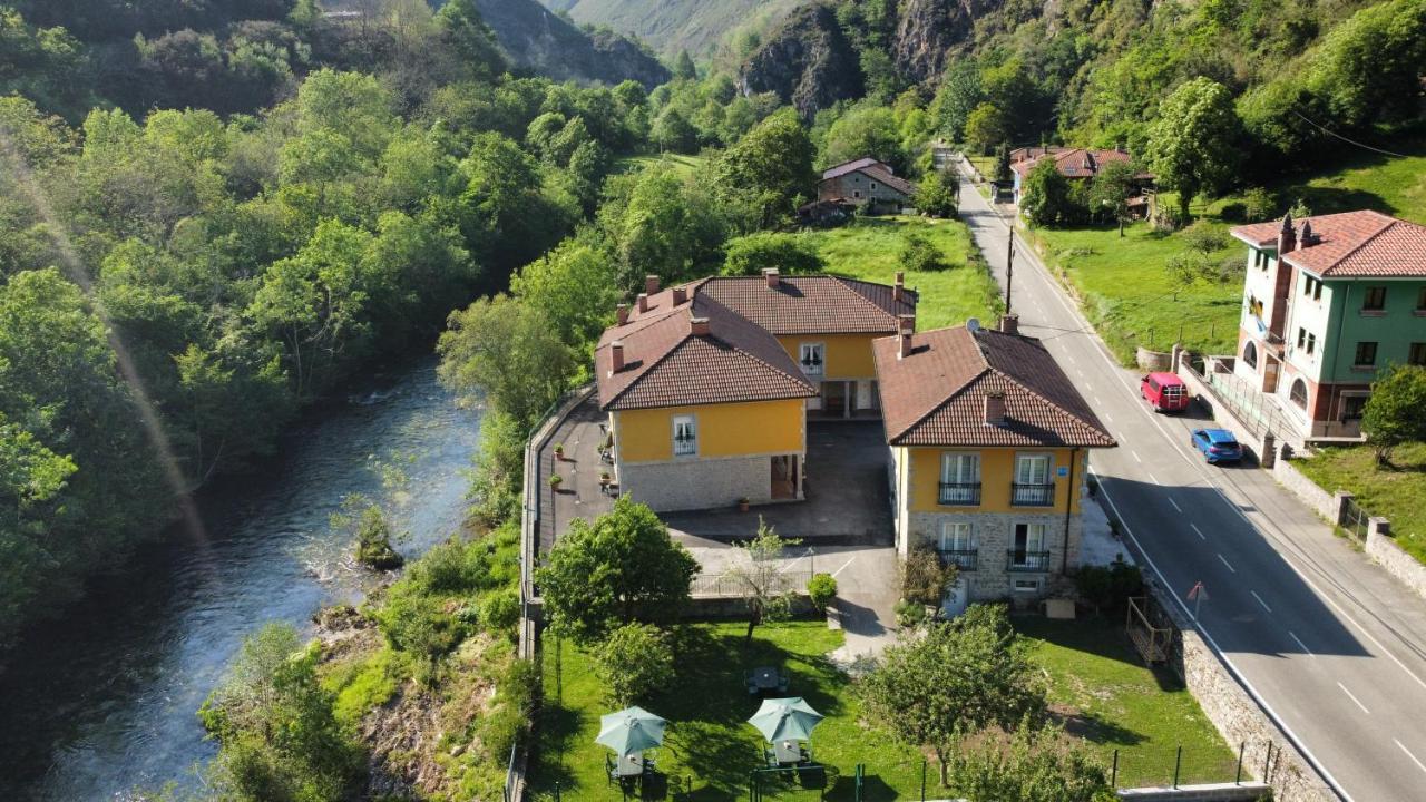 Hotel y Apartamentos La Lonja Cangas de Onis Bagian luar foto