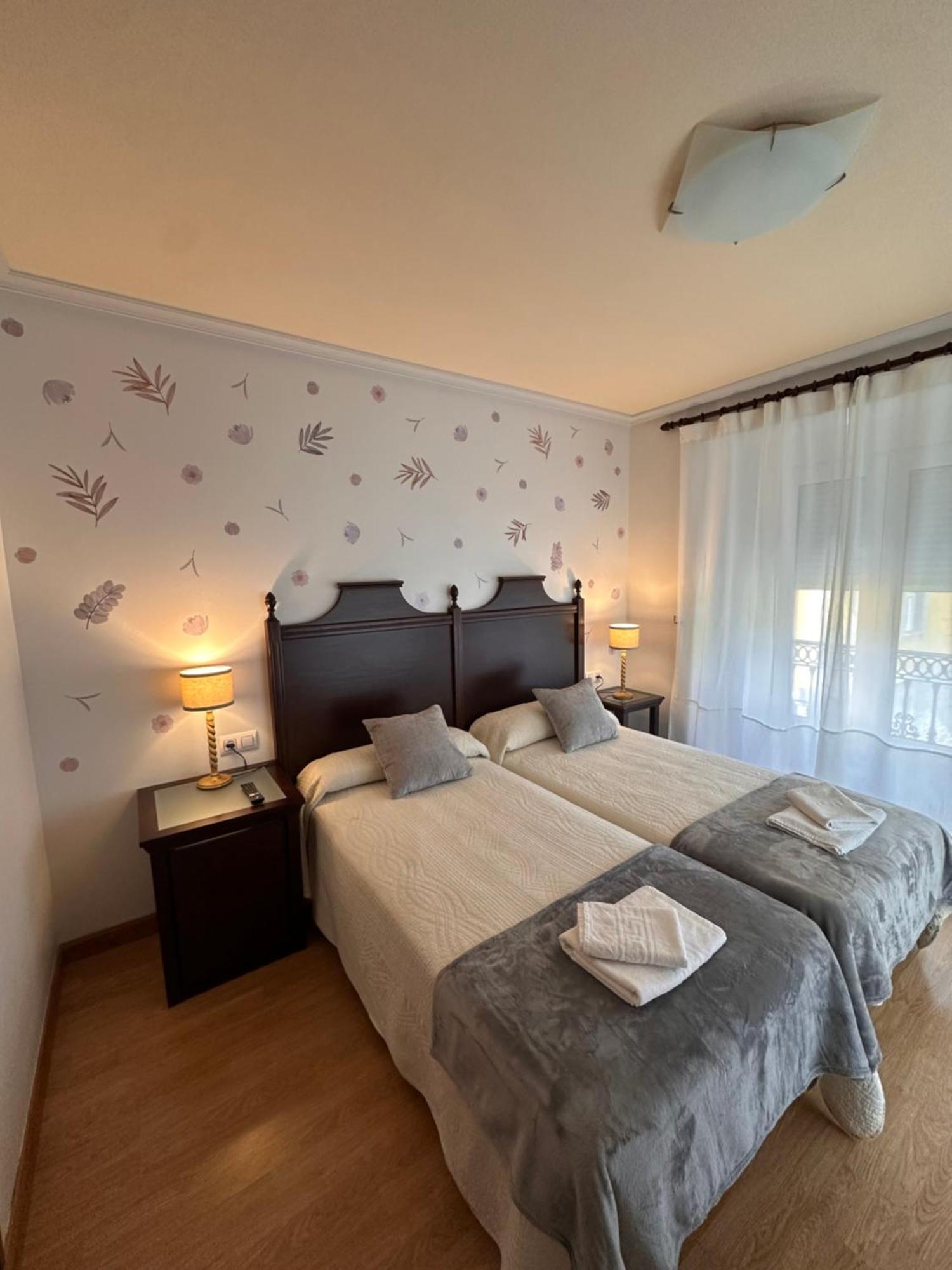 Hotel y Apartamentos La Lonja Cangas de Onis Bagian luar foto