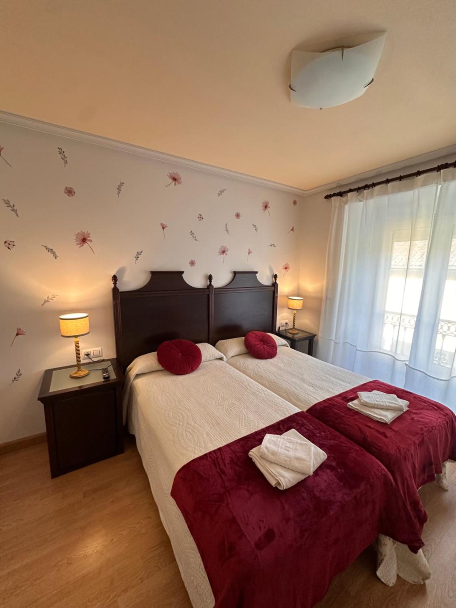 Hotel y Apartamentos La Lonja Cangas de Onis Bagian luar foto